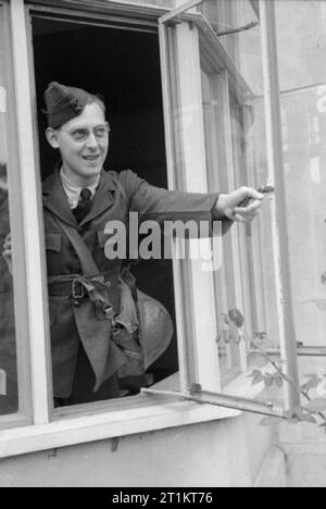 Amerikaner in Großbritannien - die Ankunft der Zivilen technischen Korps, Bournemouth, England, 1941 Henning der Zivilen technischen Korps, ursprünglich aus Champaign, Illinois, Lächeln, als er aus dem Fenster seines Billet aussieht, vermutlich an Annerley Court Hotel in Bournemouth. Stockfoto