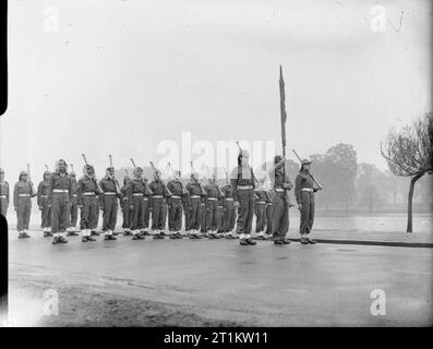 Sieg Marchers Camp in London - Unterkünfte in Kensington Gardens, London, England, UK, 1946 Mitglieder der Arabischen Legion nehmen Sie teil an einer Probe im Hyde Park, London, in der Vorbereitung für die Siegesparade. Alle haben Gewehre. Der fahnenträger an der Vorderseite der Bildung wird durch zwei weitere Soldaten Gewehre tragen flankiert. Stockfoto