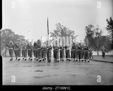 Sieg Marchers Camp in London - Unterkünfte in Kensington Gardens, London, England, UK, 1946 Männer der Arabischen Legion nehmen Sie teil an einer Probe im Hyde Park, London, in der Vorbereitung für die Siegesparade. Alle haben Gewehre. Der fahnenträger an der Vorderseite der Bildung wird durch zwei weitere Soldaten Gewehre tragen flankiert. Sie marschieren in Richtung der Kamera. Stockfoto