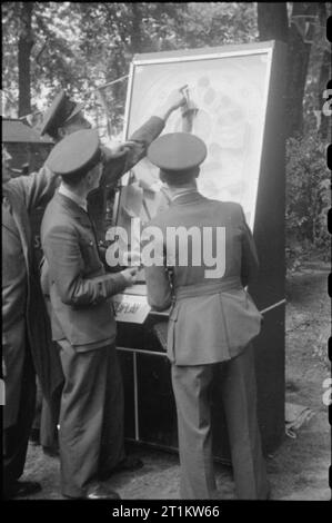 Krieg Fair - Urlaub zu Hause auf einer Fete in Russell Square, London, 1943 Royal Air Force Personal spielen ein Spiel am Russell Square Fete. Die Originale Bildunterschrift: "Der Royal Air Force ist immer auf das Ziel - sogar zu einem fairen'! Stockfoto