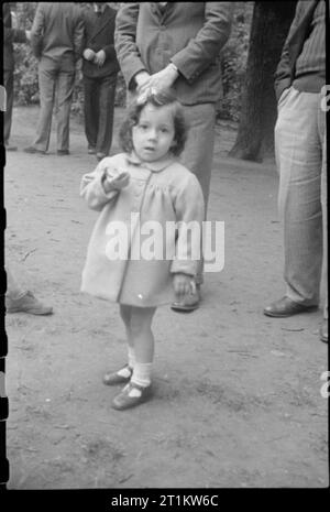 Krieg Fair - Urlaub zu Hause auf einer Fete in Russell Square, London, 1943 ein junges Mädchen starrt in die Kamera, während Sie ein Stück Kuchen am Russell Square fete isst. Stockfoto