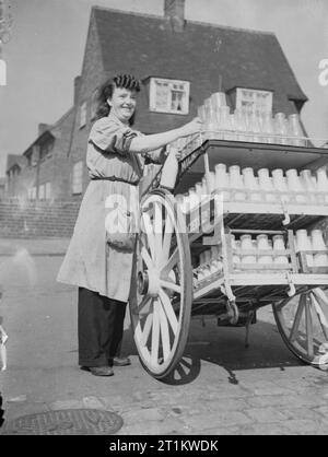 Frauen die Milch in Kriegszeiten, Leeds, England, C 1942 Frau Ada Stein Lächeln für die Kamera, während auf ihre Milch runde liefern, irgendwo in Leeds, c 1942. Stockfoto