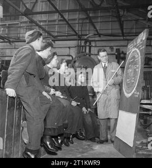 Zaunkönige Zug für neuen Job-Training für Schiffsmechaniker der Royal Naval der Frauen Service, England, Großbritannien, 1943 eine Gruppe von Frauen der WRNS hören Sie einen Vortrag von ihrem Ausbilder über die Umwandlung, Schrumpfung und Mängel von verschiedenen Arten von Holz, als Teil ihrer Ausbildung zum Schiffsmechaniker (LC), vermutlich an der Slough Regierung Training Center. Das Diagramm auf der Tafel zeigt einen Teil der Stamm eines Douglas Fir Tree, und erklärt, wie bestimmte Teile des Baumes sind die meisten für bestimmte Arten von Job nützlich. Stockfoto