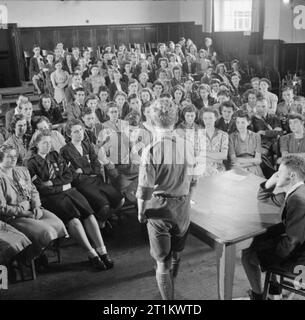 Jugendversammlungen - Ausbildung Für Jugendorganisationen, Sidcot School, Winscombe, Somerset, England, Großbritannien, 1943 Junge Menschen, die an einem einwöchigen Ausbildungskurs an der Sidcot School in Somerset teilnehmen, hören zu, wie ein Mitglied der Boy Scout Movement spricht und die Ziele und Methoden seiner Organisation erklärt. Stockfoto