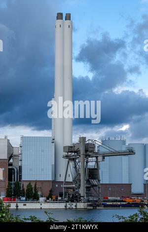 Hamburg, Deutschland - 08 31 2023: Blick auf das Heizkraftwerk Tiefstack in Hamburg mit einem Kran zum Entladen der Kohleschiffe. Stockfoto