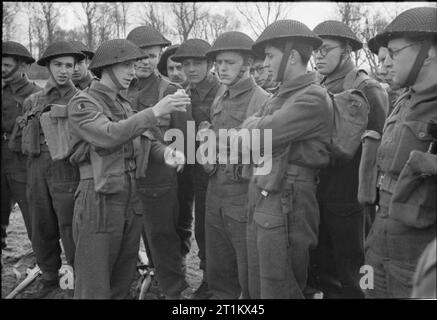 Belgische Kommandos in der Ausbildung, Großbritannien, 1945 ein Hauptgefreiter der richtige Weg, eine Handgranate zu einer Gruppe von belgischen Soldaten während ihrer Commando Training zu handhaben demonstriert, irgendwo in Großbritannien. Stockfoto