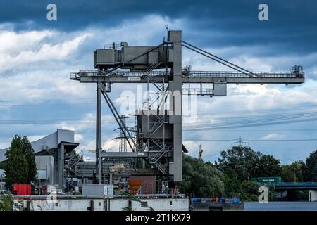 Hamburg, Deutschland - 08 31 2023: Blick auf den Kran zum Entladen der Kohleschiffe im Heizkraftwerk Tiefstack in Hamburg Stockfoto