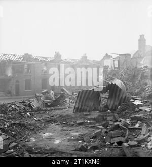 Bomd Schäden an James Street, Aston Newtown, Birmingham, 1940. Obwohl einige Ablagerungen auf dieser Website auf James Street, Aston Newtown, Birmingham gelöscht wurde, Ziegel Schutt ist deutlich zu sehen. Überragend das Foto, jedoch sind die Twisted Überreste von mehreren Anderson Unterstände, von denen einer noch steht und intakt, obwohl verzogen. Im Hintergrund, alle Häuser in der Zeile der terrassierten Wohnungen fehlt ein Dach. Stockfoto