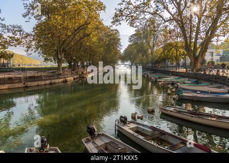 Quai Jules Philippe, ein Kanal im Schatten von Platanen, am See Annecy, in Haute Savoie, Frankreich Stockfoto