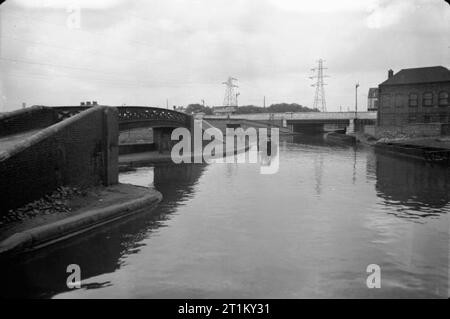 Britische Kanäle in Kriegszeiten - Verkehr in Großbritannien, 1944 eine allgemeine Ansicht von Salford Brücke, South Erdington, Birmingham, ein wichtiger Knotenpunkt im Britischen Kanalsystem. Hier die Grand Union Canal verläuft nach London (Sichtbar hier links im Vordergrund); in der Mitte vorne können die Route von Warwickshire und Nottingham gesehen werden, die Verbindung zu den Trent und Mersey Canal; biegen Sie nach links (links hinten) ist der Kanal, Aston und der hauptleitung Wolverhampton und Bristol; und unter der Brücke (rechts im Hintergrund) ist die Route zu Stafford, Birmingham und Manchester. Stockfoto