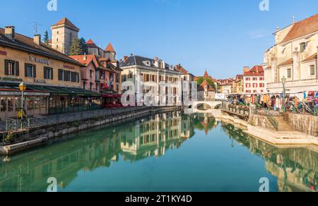 Quai de l'Ile und Quai Perrière am Fluss Thiou und Palais de l'isle in Annecy, Haute-Savoie, Frankreich Stockfoto