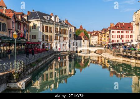 Quai de l'Ile und Quai Perrière am Fluss Thiou und Palais de l'isle in Annecy, Haute-Savoie, Frankreich Stockfoto