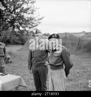 Die britische Armee in der Normandie 1944 General Montgomery mit General Omar Bradley, befiehlt uns der 1. Armee, am 21. Armee Gruppe HQ, in denen Bradley Medaillen präsentiert wurde, Britische Offiziere am 13. Juli. Stockfoto
