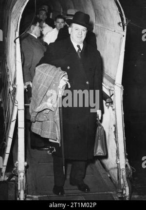 Britische politische Persönlichkeiten die Attlee Verwaltung 1945 1936-1945-1951: Der Minister für Ernährung, Sir Ben Smith an Land an der Southampton aus dem QUEEN ELIZABETH Liner nach den Vereinigten Staaten besuchen, Gespräche zu besuchen. Stockfoto