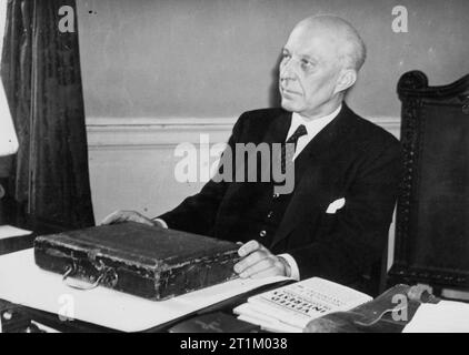 Britische politische Persönlichkeiten 1936-1945 Die Attlee Administration 1945 - 1951: Der neu ernannte Schatzkanzler, Dr. Hugh Dalton, an seinem Schreibtisch in die Staatskasse. Stockfoto