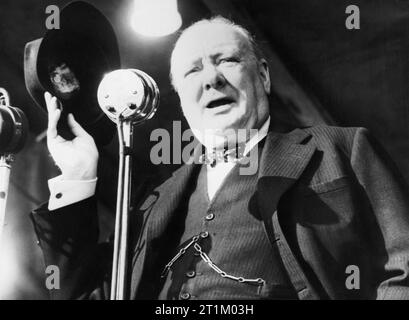 Britische politische Persönlichkeiten 1936-1945 1945 allgemeine Wahlen: Winston Churchill seine endgültige Adresse geben, während der Wahlkampagne, bei Walthamstow Stadium, East London. Stockfoto