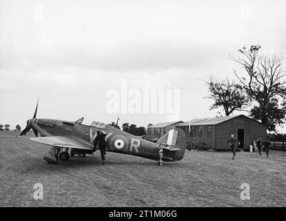 RAF Fighter Command 1940 Piloten von Nr. 85 Geschwader auf die Hurrikane an der Sat-Landeplatz auf Schloss Camps, Juli 1940. Im Vordergrund ist P 2923 VQ-R, durch Plt geflogen aus Albert G Lewis. Stockfoto