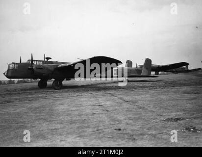 RAF Bomber Command 1940 Armstrong Whitworth Whitley Mk Vs von Nr. 102 Squadron während einer Presse Tag in Driffield, März 1940. Vordergrund Flugzeug ist N 1379 DY-E. Stockfoto