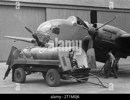 RAF Bomber Command 1940 Handley Page Hereford, betankt, 1940. Stockfoto