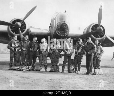 RAF Bomber Command 1940 Handley Page Hampden Besatzungen vor eines ihrer Flugzeuge, 1940. Stockfoto