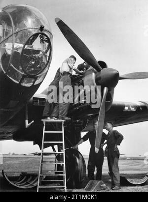 RAF Bomber Command 1940 Handley Page Hereford mit Bodenpersonal arbeiten an seiner Steuerbordseite Napier Dolch Motor, 1940. Stockfoto