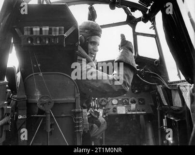 RAF Bomber Command 1940 Der Pilot einer Whitley Bomber gibt die "Daumen hoch", 29. August 1940. Stockfoto