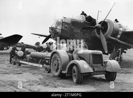 RAF Bomber Command Handley Page Hampdens von Nr. 408 Squadron RCAF mit Minen, 1942 geladen. Stockfoto