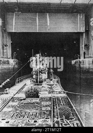 Die deutsche Marine im Zweiten Weltkrieg ein Deutsches U-Boot in einem Stift in Lorient. Stockfoto