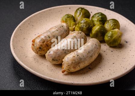 Würstchen pflanzliches Protein Seitan fleischlos Soja Weizen klassischer Geschmack vegetarischer oder veganer Snack auf dem Tisch gesunde Mahlzeit Snack Stockfoto