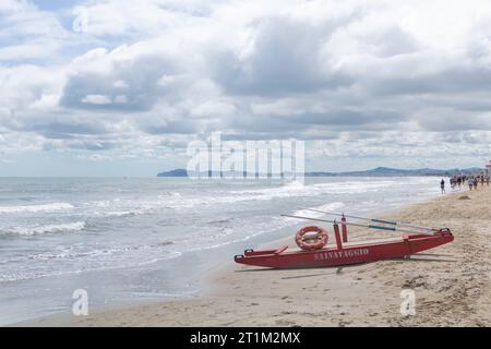 Rimini, Italien - 5. August 2023 Rotes Rettungsboot am Strand von Rimini. Stockfoto