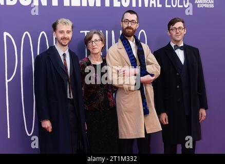 London, Großbritannien. Oktober 2023. Ferskin Fendrix (2nd R) und Gäste nehmen an der Headline Gala Screening von Searchlight Pictures 'Poor Things' während des 67. BFI London Film Festival Premiere Headline Gala Red Carpet Arrivals beim 67. BFI London Film Festival im Southbank Centre in der Royal Festival Hall in London Teil. Quelle: S.A.M./Alamy Live News Stockfoto