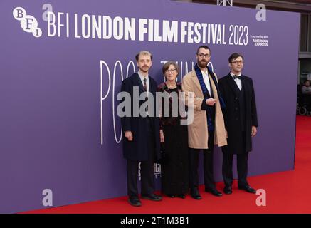 London, Großbritannien. Oktober 2023. Ferskin Fendrix (2nd R) und Gäste nehmen an der Headline Gala Screening von Searchlight Pictures 'Poor Things' während des 67. BFI London Film Festival Premiere Headline Gala Red Carpet Arrivals beim 67. BFI London Film Festival im Southbank Centre in der Royal Festival Hall in London Teil. Quelle: S.A.M./Alamy Live News Stockfoto