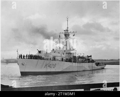 HMS Loch Alvie unterwegs mit einigen der Crew aufgereiht auf Deck. Stockfoto