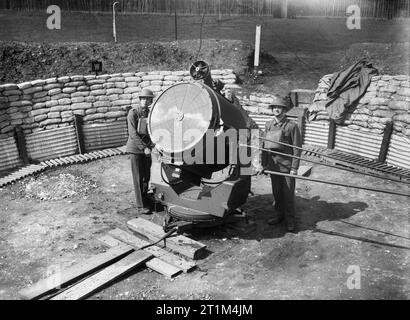 Ein anti-aircraft Suchscheinwerfer und Mannschaft am Royal Hospital Chelsea in London, 17. April 1940. Anti-aircraft Suchscheinwerfer und Mannschaft am Royal Hospital Chelsea in London, 17. April 1940. Dies ist der 90-mm-Modell. Den Schlauch an der Oberseite des Lichts ist ein Fan, dass der Innenraum abgekühlt ist. Stockfoto