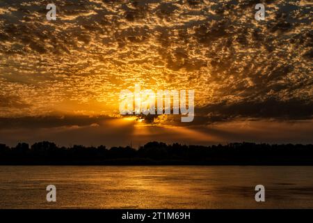 Himmlische Landschaft des Abendgrunds über dem Fluss Wolga Stockfoto