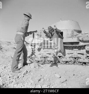 Der britischen Armee in Nordafrika 1941 ein Mitglied der Besatzung eines italienischen M 13/40 Tank selbst, die in der Nähe von gazala. Seine Fänger könnte ein Soldat der Polnischen unabhängigen Karpaten Gewehre Brigade. Stockfoto