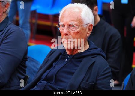 Mailand, Italien. Oktober 2023. Herr Giorgio Armani während der EA7 Emporio Armani Milano gegen UNAHOTELS Reggio Emilia, italienisches Basketball Serie A Spiel in Mailand, Italien, 14. Oktober 2023 Credit: Independent Photo Agency/Alamy Live News Stockfoto