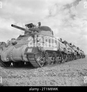 Der britischen Armee in Nordafrika 1942 eine Linie der Sherman Panzer der Königin Buchten (2 Dragoon Guards), 1. gepanzerte Division, bei El Alamein, 24. Oktober 1942. Stockfoto