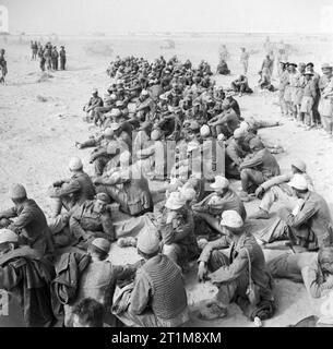 Der britischen Armee in Nordafrika 1942 deutsche Kriegsgefangene, die durch die Black Watch in der westlichen Wüste eingefangen, Warten auf ein Kriegsgefangenenlager, 29. Oktober 1942. Stockfoto