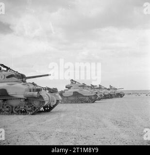 Der britischen Armee in Nordafrika 1942 Sherman Panzer der Queen's Buchten (2 Dragoon Guards), 1. gepanzerte Division, bei El Alamein, 24. Oktober 1942. Stockfoto