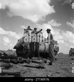 Der britischen Armee in Nordafrika 1942 die Besatzung eines Sherman Panzer der die Queen's Buchten (2 Dragoon Guards), 2. gepanzerte Brigade, 1. gepanzerte Division, füllen Ihre Lager von 75 mm Munition, 5. November 1942. Stockfoto