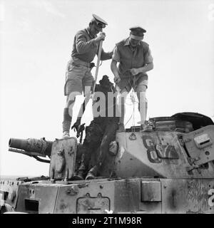 Der britischen Armee in Nordafrika 1942 Die verbrannten Überreste der Radio-Betreiber eines deutschen PzKpfw IV Tank aus seinem Fach gehisst wird, 30. März 1942. Stockfoto