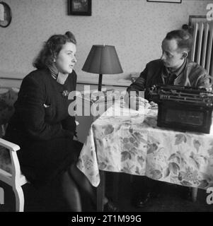 Deutschland unter alliierter Besatzung 1945 ein Sergeant aus britischen Feld Security Polizei fragt Clara Lackman, eine Schreibkraft bei der Gestapo Hauptquartier in Lübeck. Stockfoto