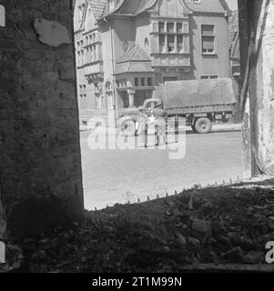 Deutschland unter alliierter Besatzung 1945 ein deutscher Polizist leitet Datenverkehr unter der Aufsicht des britischen Militärs Polizist. Stockfoto