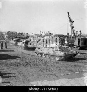 Der britischen Armee in Nordafrika 1943 neu angekommenen Crusader Panzer aus den Docks in Tripolis zu den Königlichen Elektrische und Mechanische port Ingenieure Workshops angetrieben wird, 15. März 1943. Stockfoto