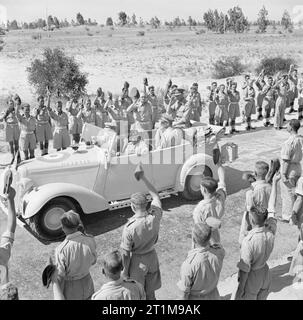 Der britischen Armee in Nordafrika 1943 HM König George VI Fahrten mit General Montgomery in einem Personal Auto zwischen Linien der jubelnden Truppen bei seinem ersten Besuch in Tripolis, 21. Juni 1943. Stockfoto