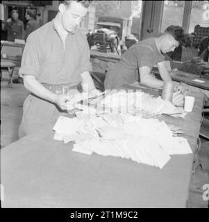 Deutschland unter alliierter Besatzung 1945 in Hamburg Armee Post britische Truppen Stempel und Sortieren von allgemeinen Wahlen Abstimmungen mail für die Armee der Okkupation. Stockfoto