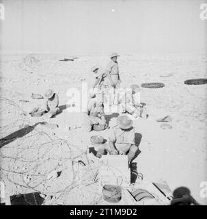 Der britischen Armee in Nordafrika Truppen des Königs eigenen königlichen Regiment (Lancaster) über ein Minenfeld, Ägypten, 30. Oktober 1940. Stockfoto