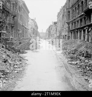 Deutschland unter alliierter Besatzung 1945 Bild der Zerstörung in einer Berliner Straße gerade weg von der Linden. Stockfoto