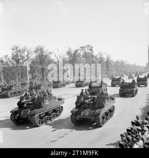 Deutschland unter alliierter Besatzung britischen Sexton selbstfahrenden Geschütze fahren auf der Charlottenburger Chaussee in Berlin während der vier Nationen VJ Day Parade. Stockfoto